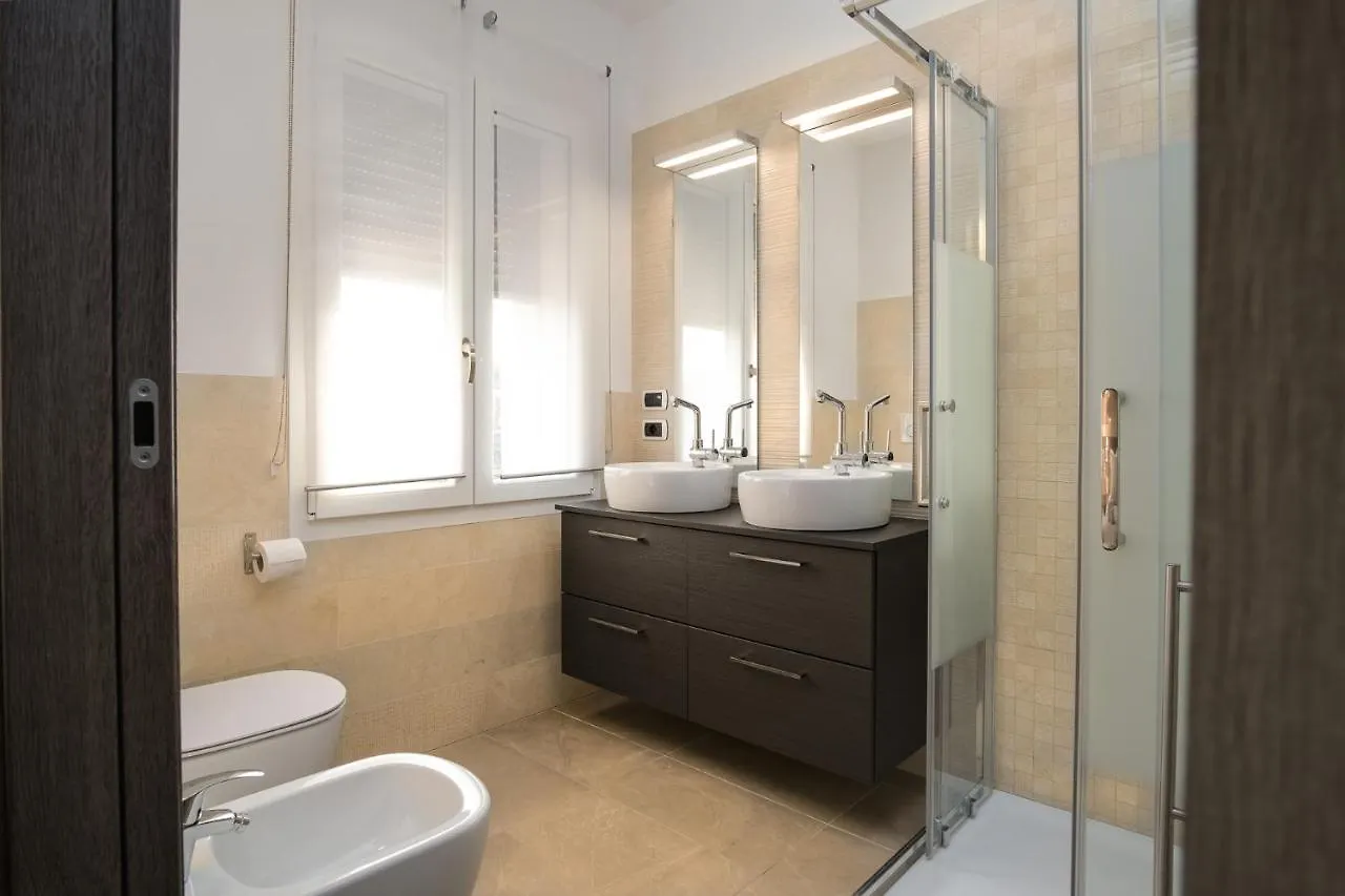 The White Building - Rooms Costermano Guest house