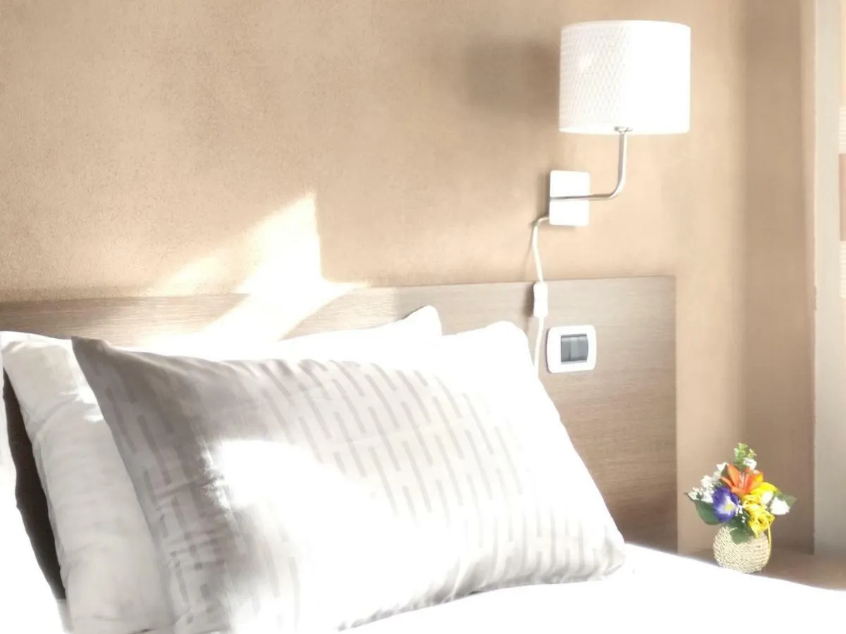 Guest house The White Building - Rooms Costermano Italy