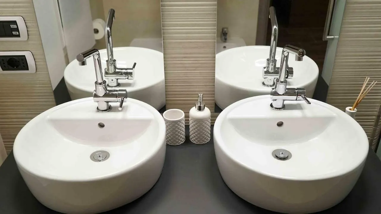 The White Building - Rooms Costermano