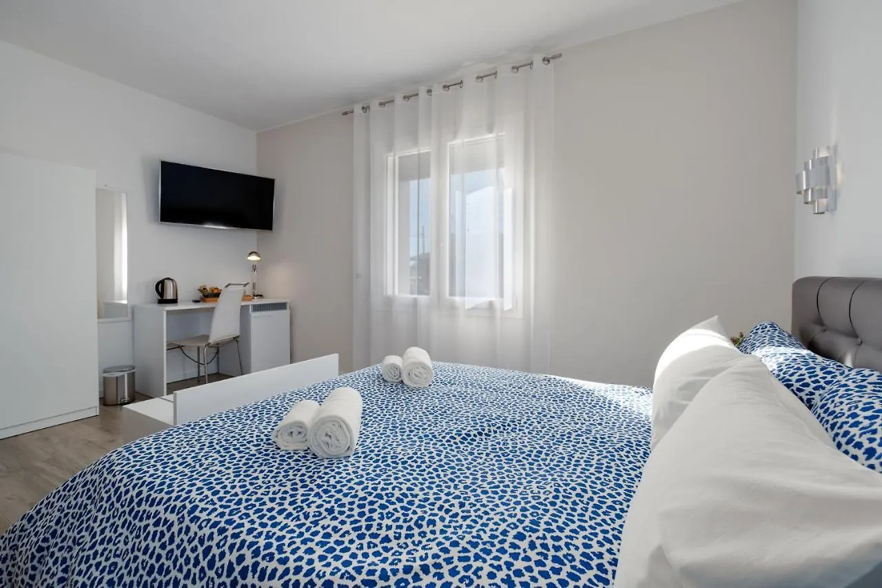 The White Building - Rooms Costermano
