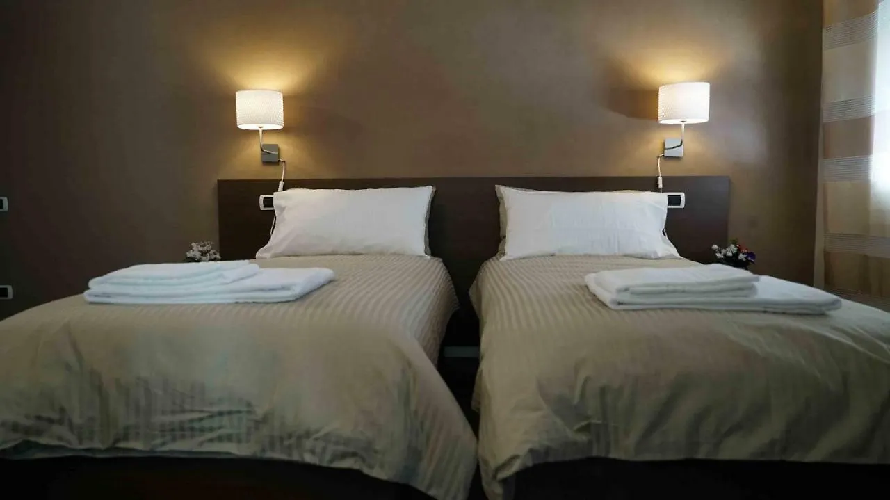 The White Building - Rooms Costermano Penzion